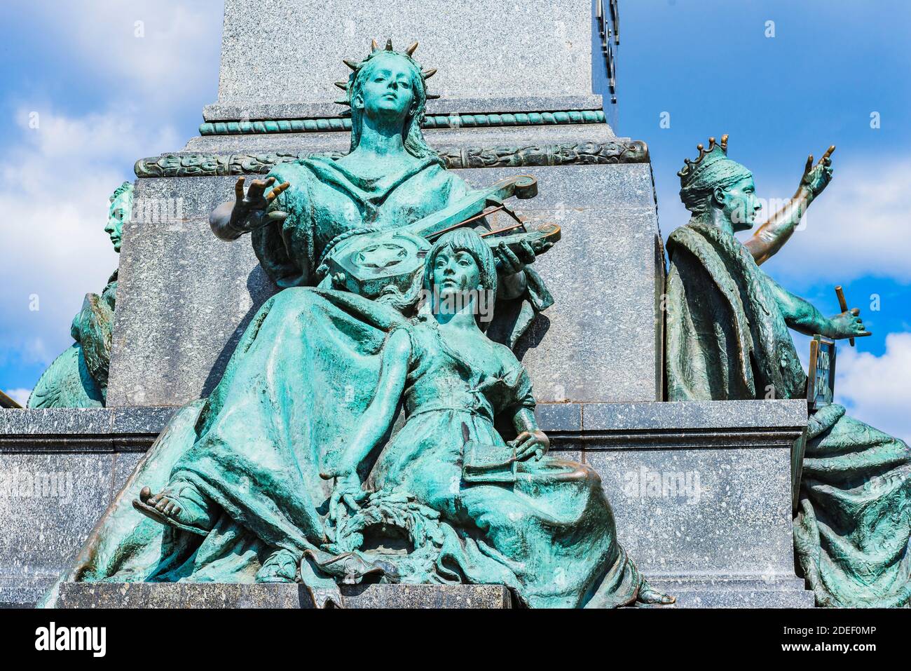 Muse der Poesie mit Kind, Südseite. Das Adam-Mickiewicz-Denkmal in Kraków ist eines der bekanntesten Bronzemedamale in Polen und ein beliebtes Treffen Stockfoto