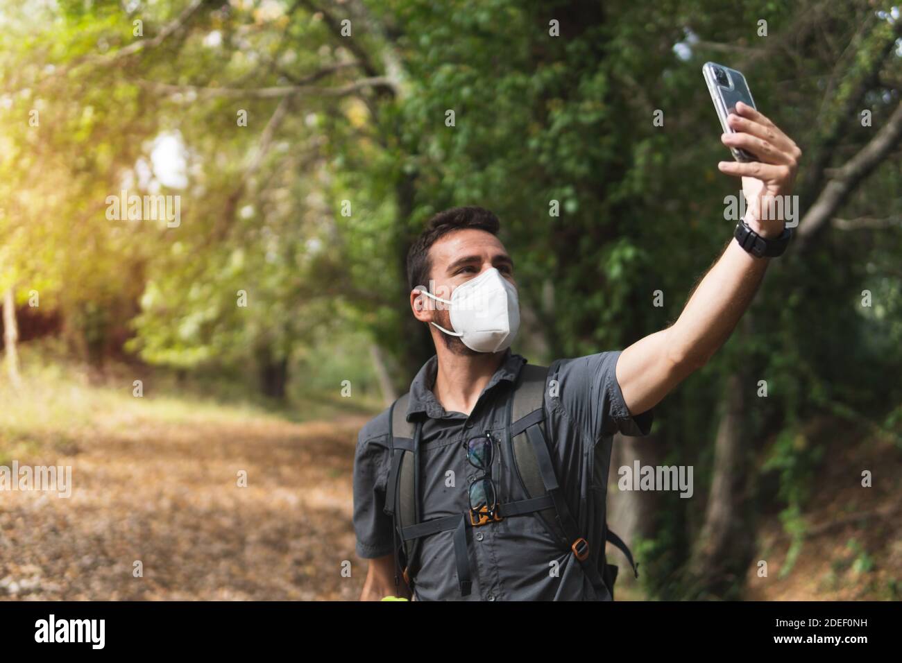 Der Junge macht mit seinem Handy ein Selfie in den Bergen. Wanderroute in den Bergen. Konzept der Gesundheit. Berg Stockfoto