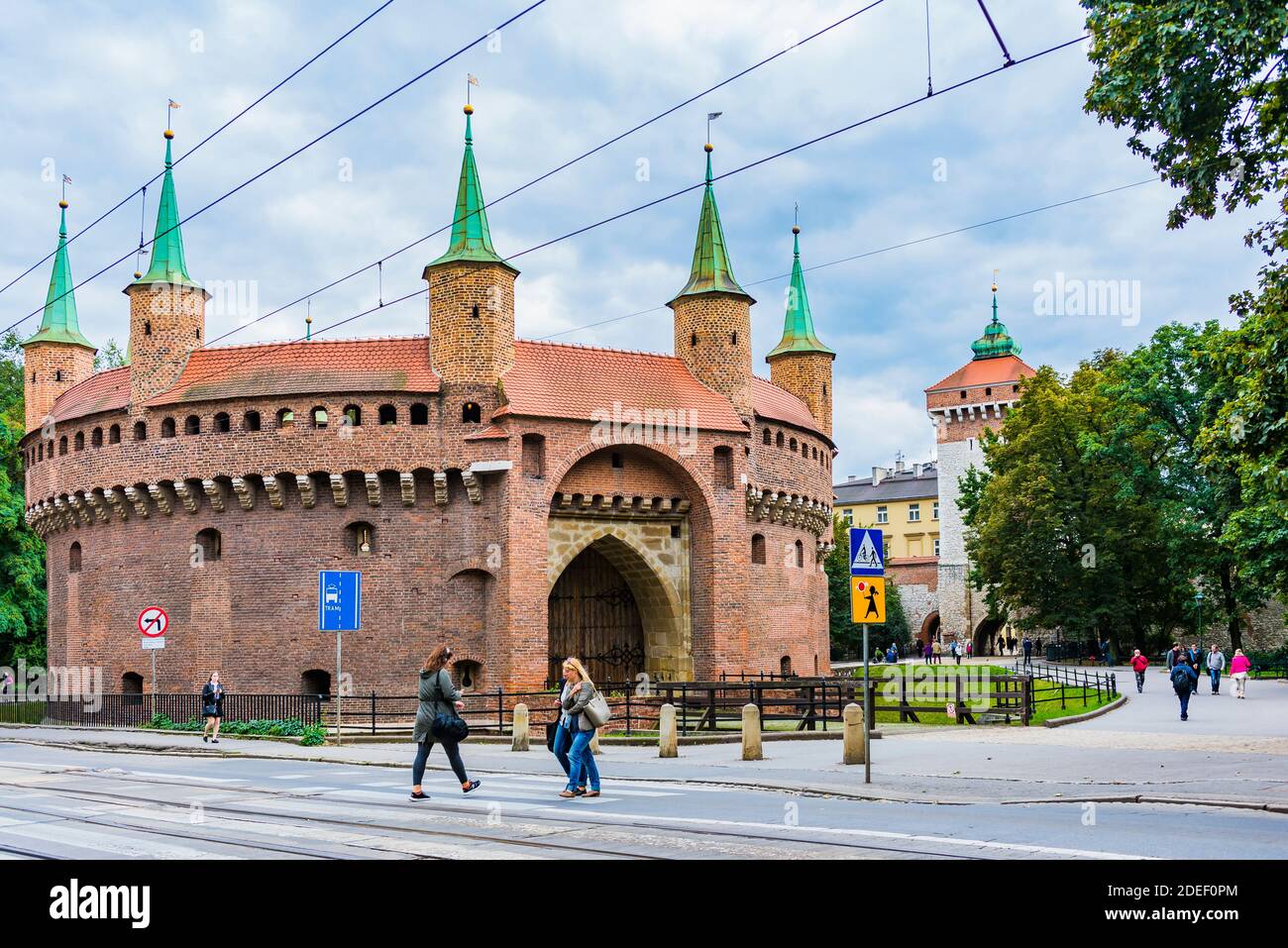Der Kraków Barbican ist ein barbican – ein befestigter Vorposten, der einst mit der Stadtmauer verbunden war. Es ist ein historisches Tor, das in die Altstadt von Kraków führt Stockfoto