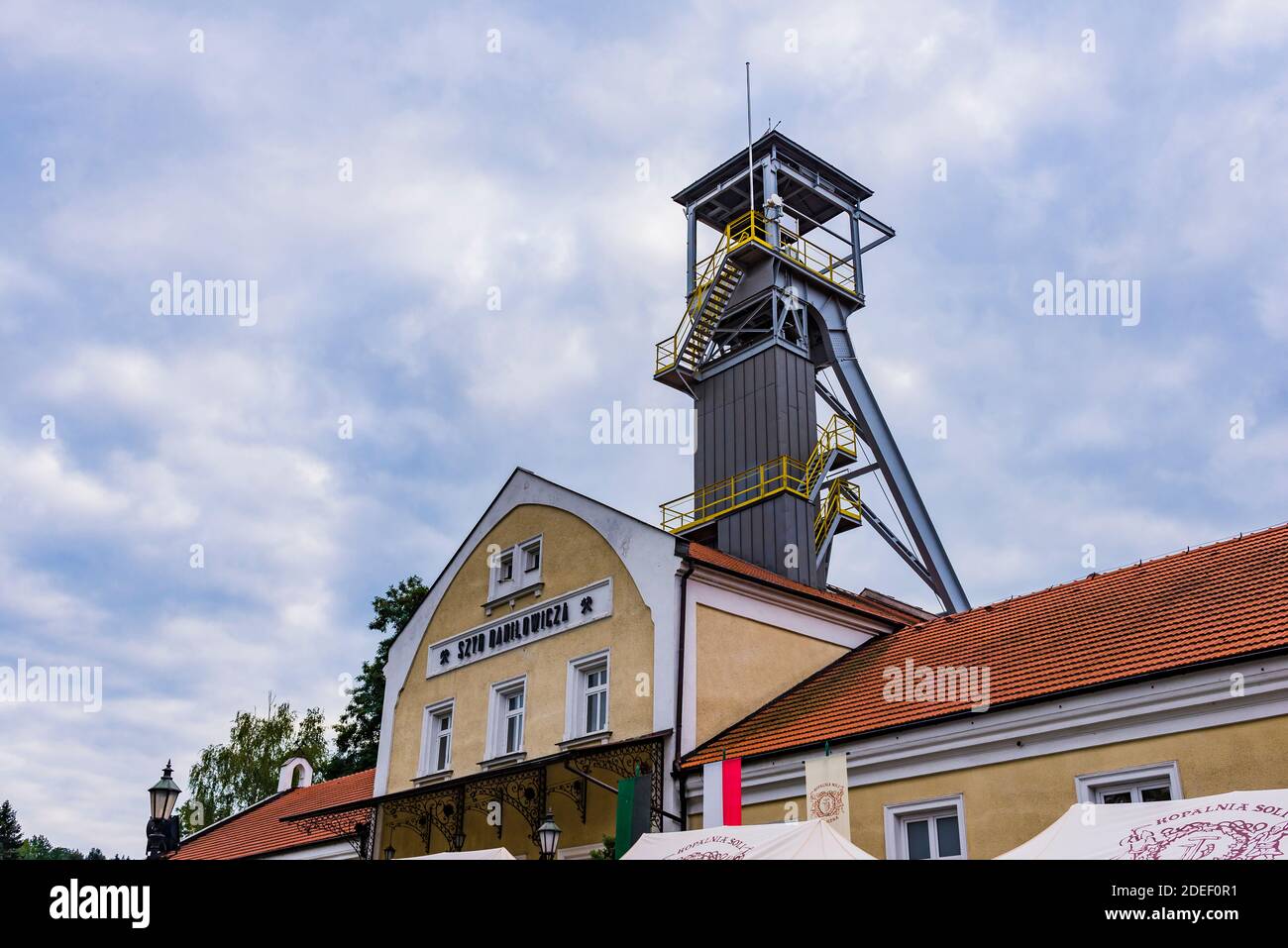 Mineneingang mit Kopfgestell. Das Salzbergwerk Wieliczka in der südpolnischen Stadt Wieliczka liegt im Großraum Kraków. Wieliczka Stockfoto