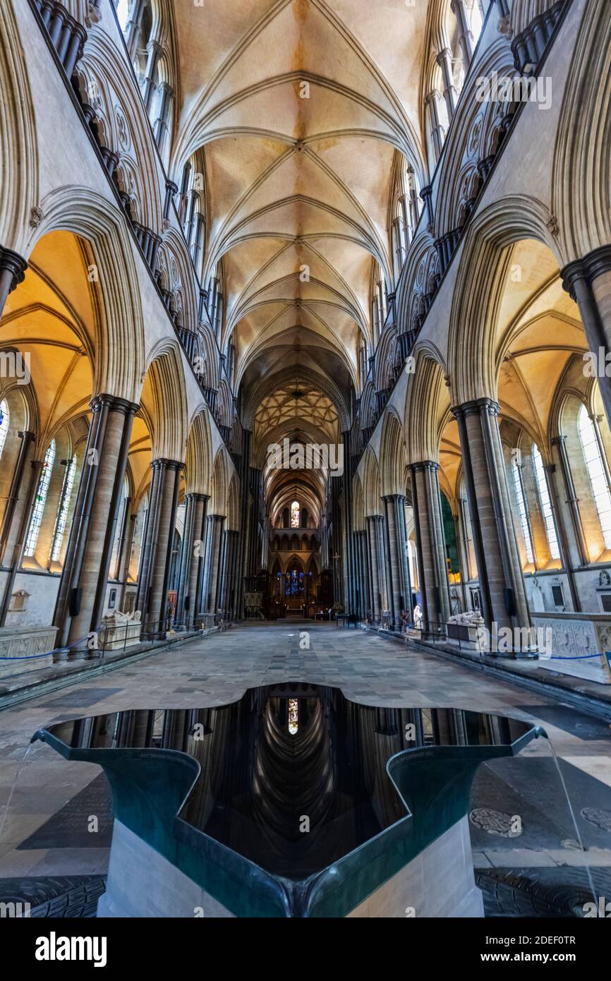 England, Wiltshire, Salisbury, Salisbury Cathedral, Salisbury Font Stockfoto