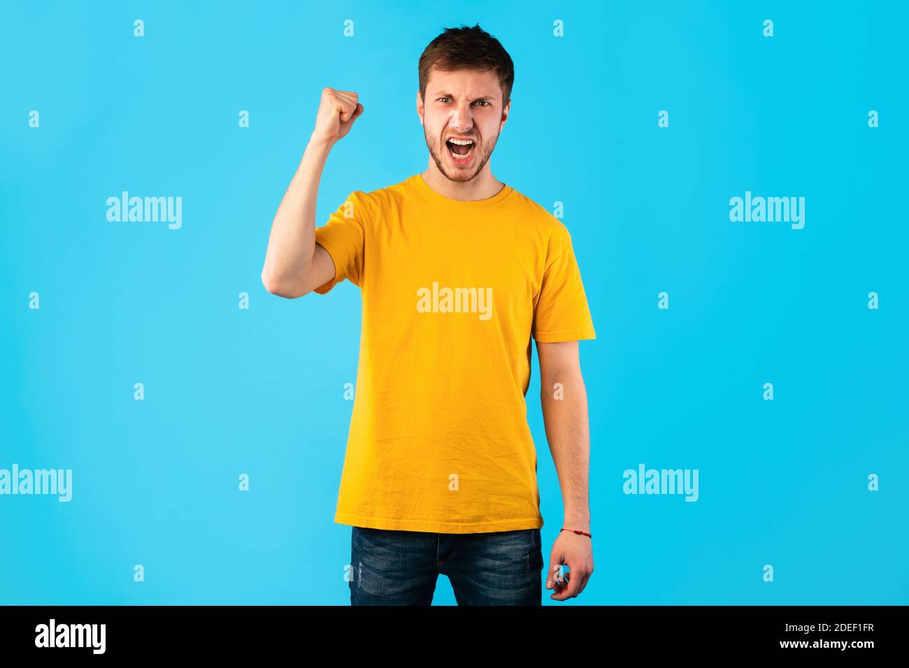 Wütender Mann, der geballte Faust zur Kamera schüttelt Stockfoto