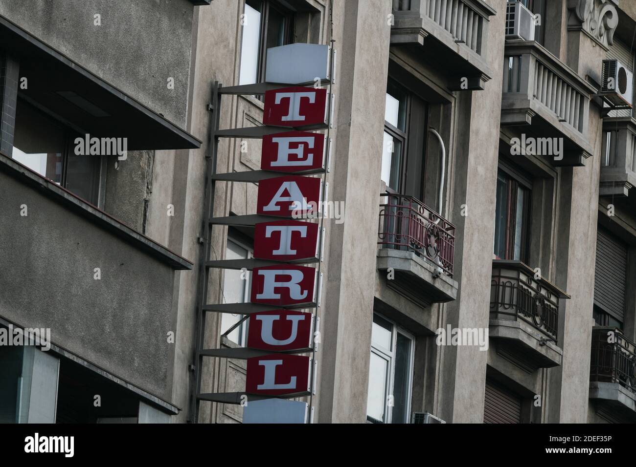 Theaterschild im Detail, in rumänischer Sprache geschrieben Stockfoto