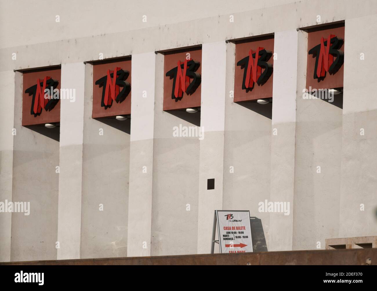 Theaterschild im Detail, in rumänischer Sprache geschrieben Stockfoto