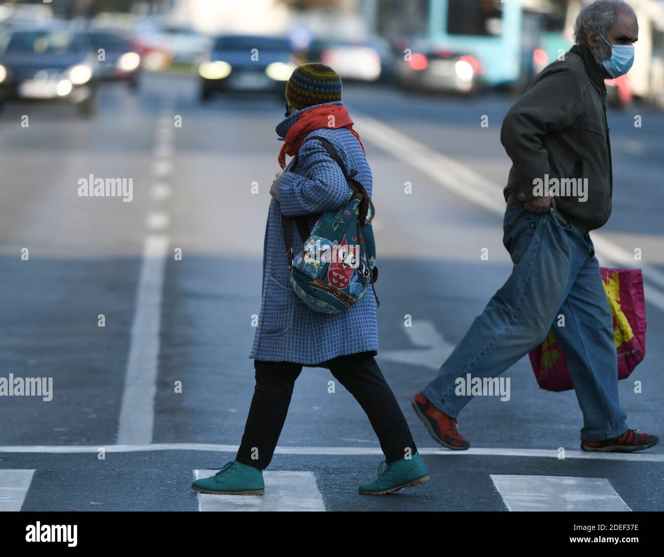 Bukarest, Rumänien - 24. Nov 2020: Menschen auf der Straße, die Masken tragen, um sich vor der COVID-19-Infektion zu schützen, in Bukarest, Rumänien Stockfoto