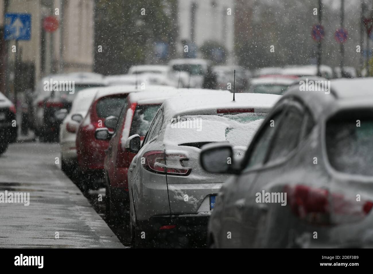 Autos mit Schnee bedeckt nach einem kalten Tag. Stockfoto