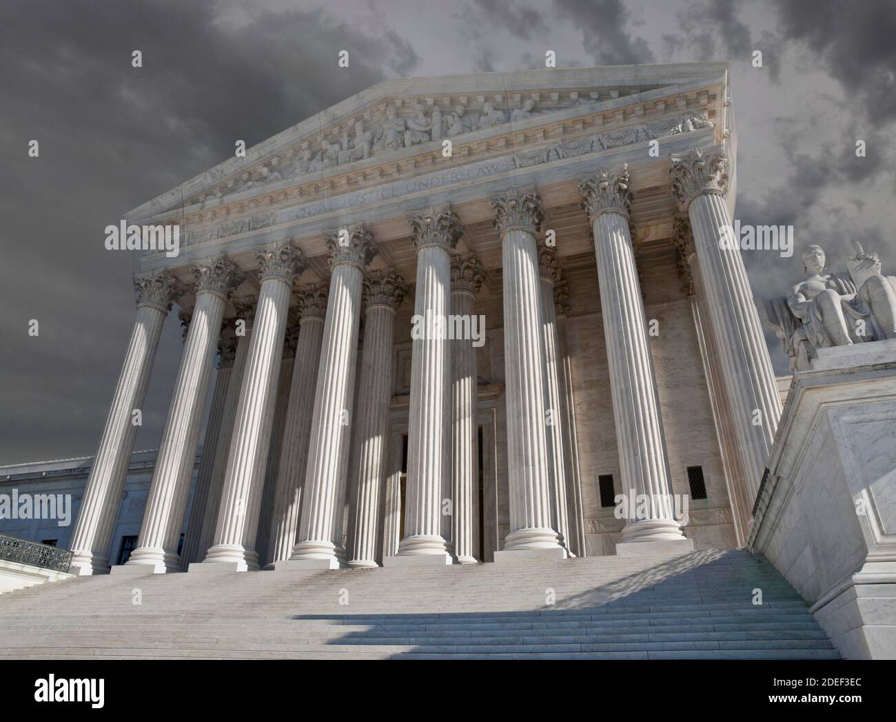 Gewitterhimmel über dem Gebäude des Obersten Gerichtshofs der Vereinigten Staaten in Washington DC. Stockfoto