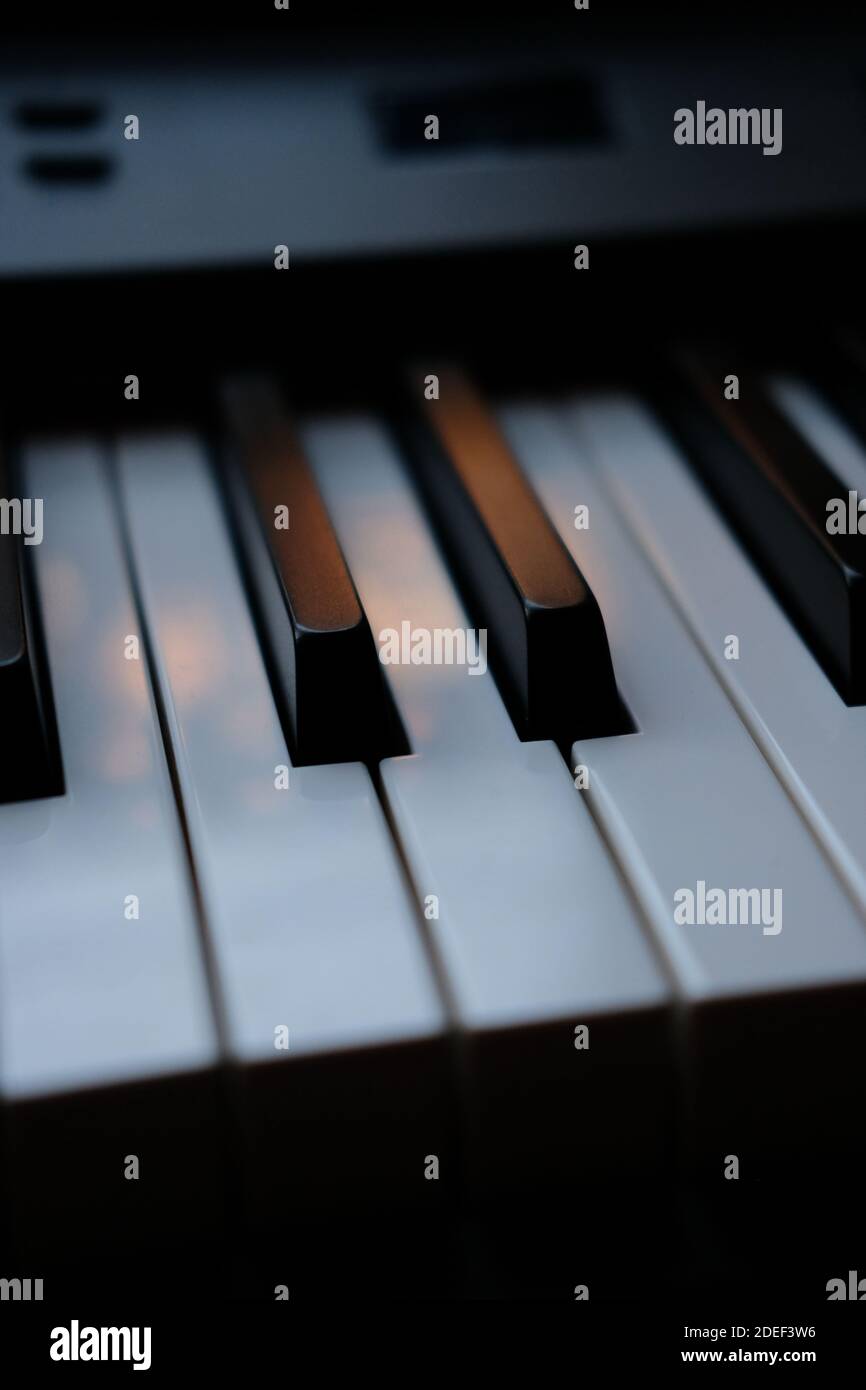 Eine vertikale Nahaufnahme der Tasten auf einem Klavier Stockfoto