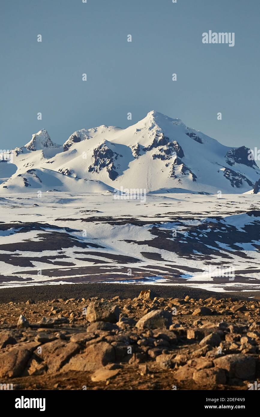 Island Landschaft mit Schnee auf den Bergen Stockfoto