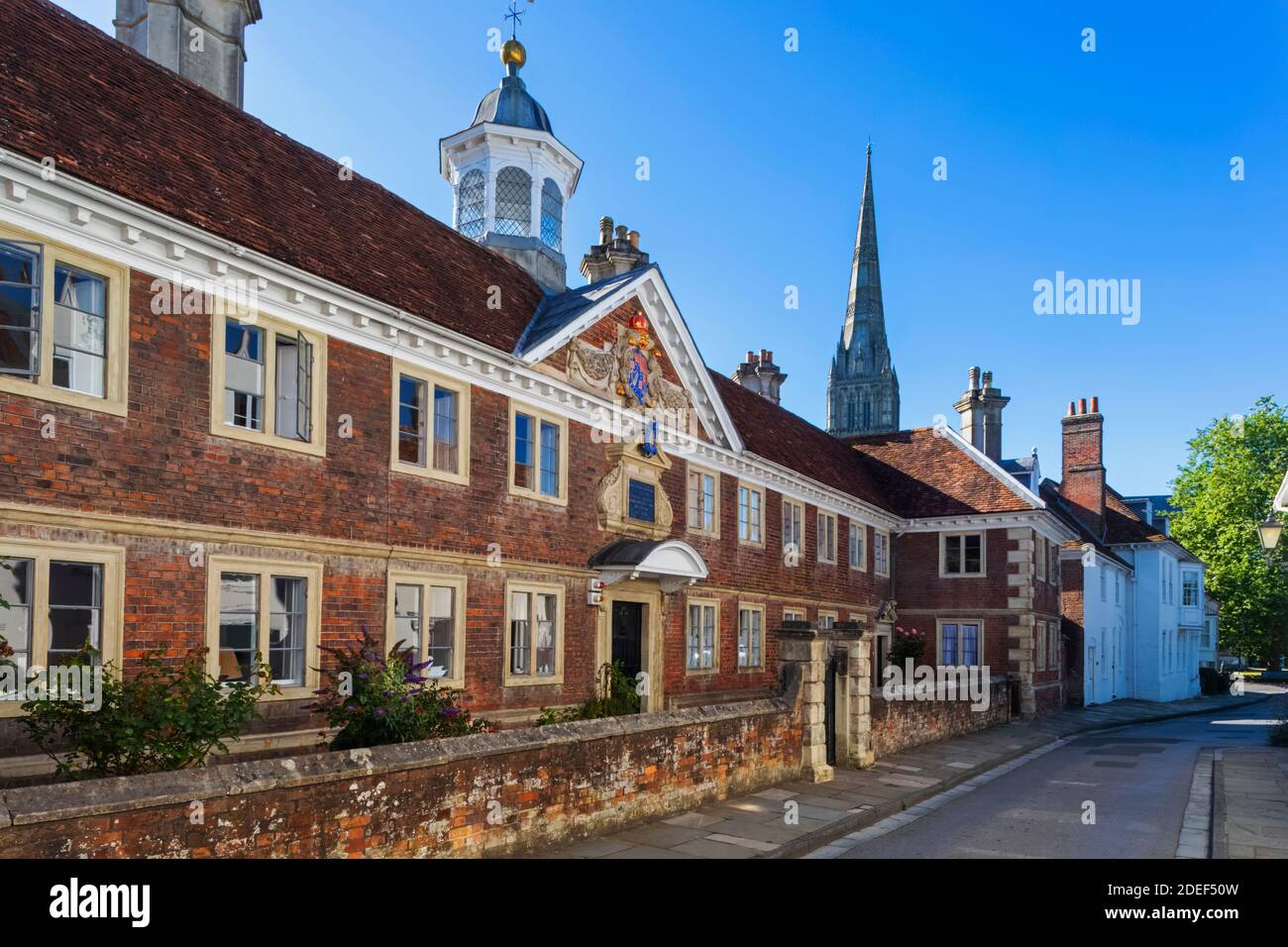 England, Wiltshire, Salisbury, Salisbury Cathedral Close und Cathedral Spire Stockfoto