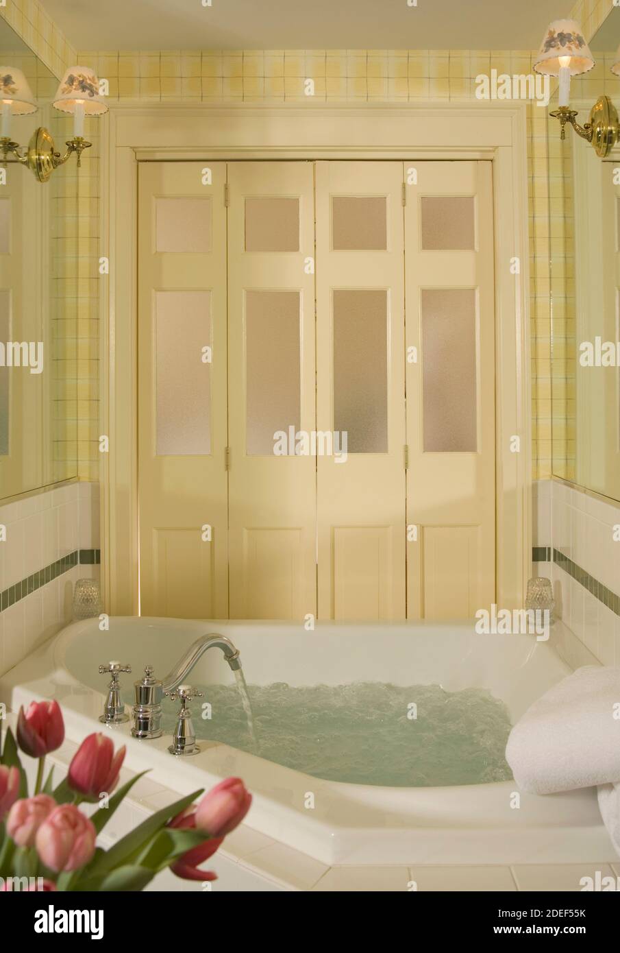 Jet Tub und Blumen Stockfoto