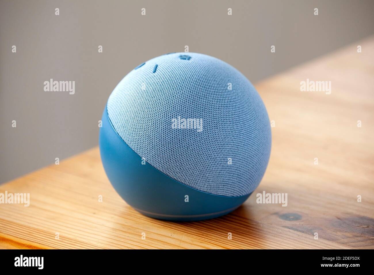 Amazon Echo Dot Smart Speaker mit Alexa Voice Recognition & Control, 4. Generation, in Twilight Blue Stockfoto