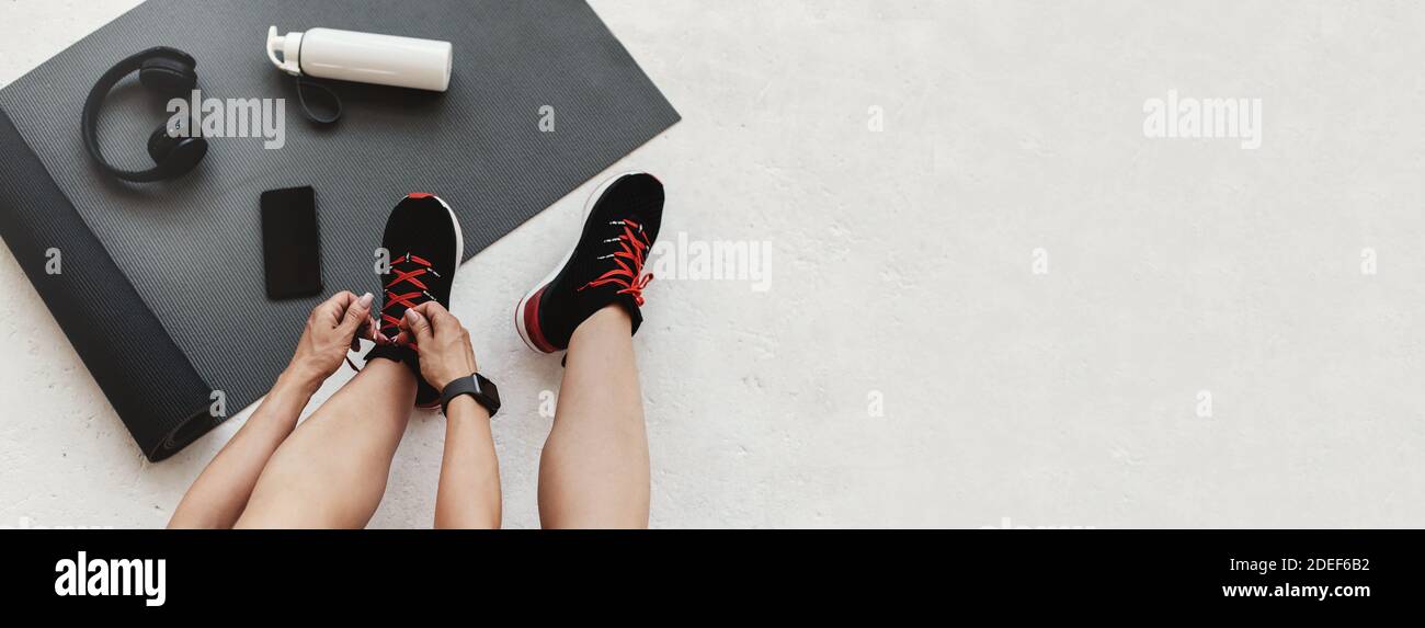 Morgendliche Trainingsroutine im Heimstudio, Fitness-Motivation und Muskeltraining Stockfoto