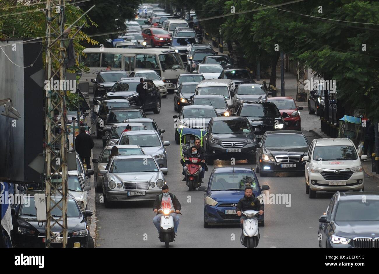 Beirut. November 2020. Das Foto vom 30. November 2020 zeigt den Verkehr in Beirut, Libanon. Der libanesische Hausmeister, Gesundheitsminister Hamad Hassan, kündigte am Sonntag an, dass die Sperrmaßnahmen ab Montag schrittweise aufgehoben werden, damit Unternehmen ihre Verluste vor Weihnachten und Neujahr kompensieren können, berichtete die Nationale Nachrichtenagentur. Quelle: Bilal Jawich/Xinhua/Alamy Live News Stockfoto