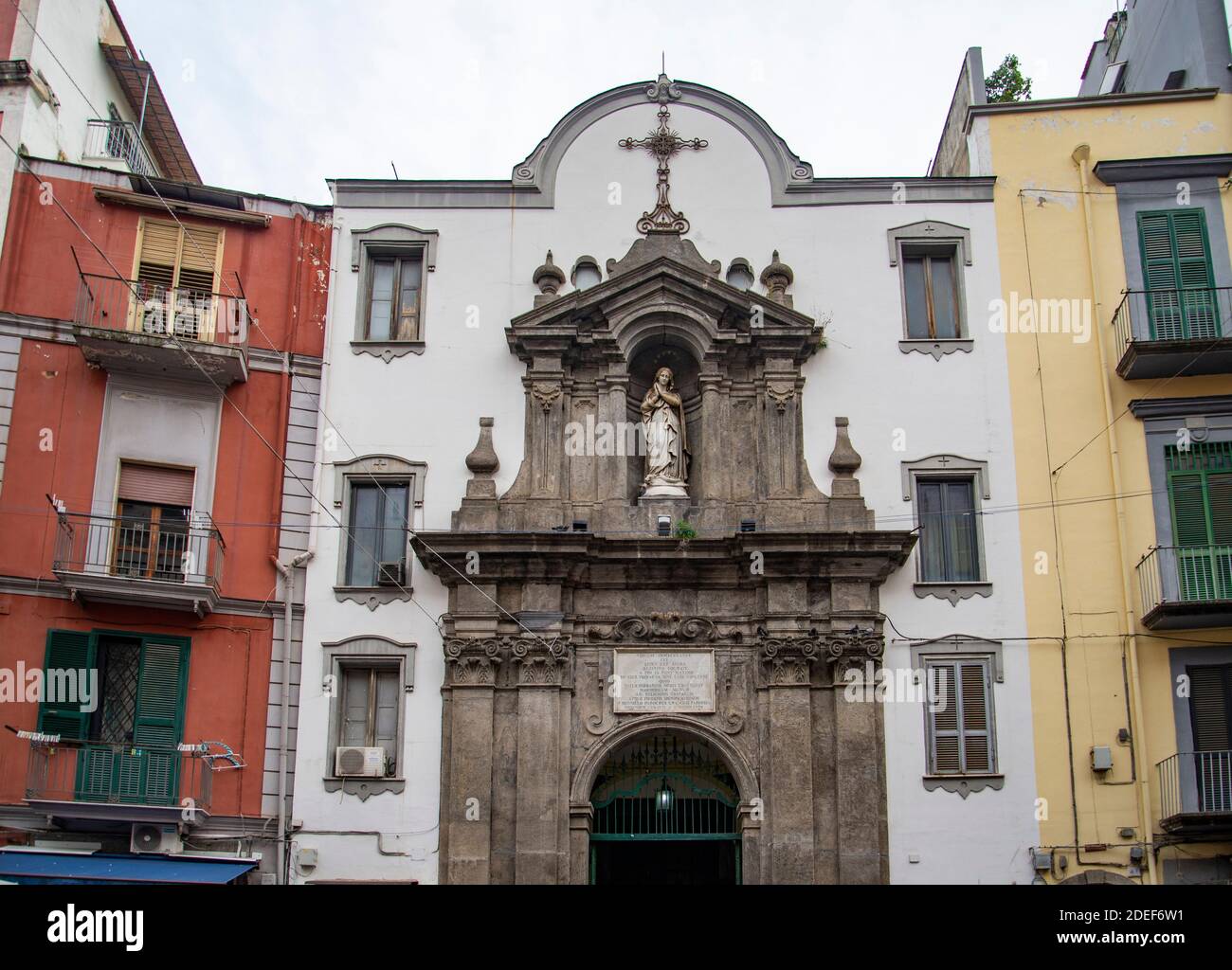 Fassade von Santa Maria delle Vergini im Stadtteil Sanita In Neapel Stockfoto