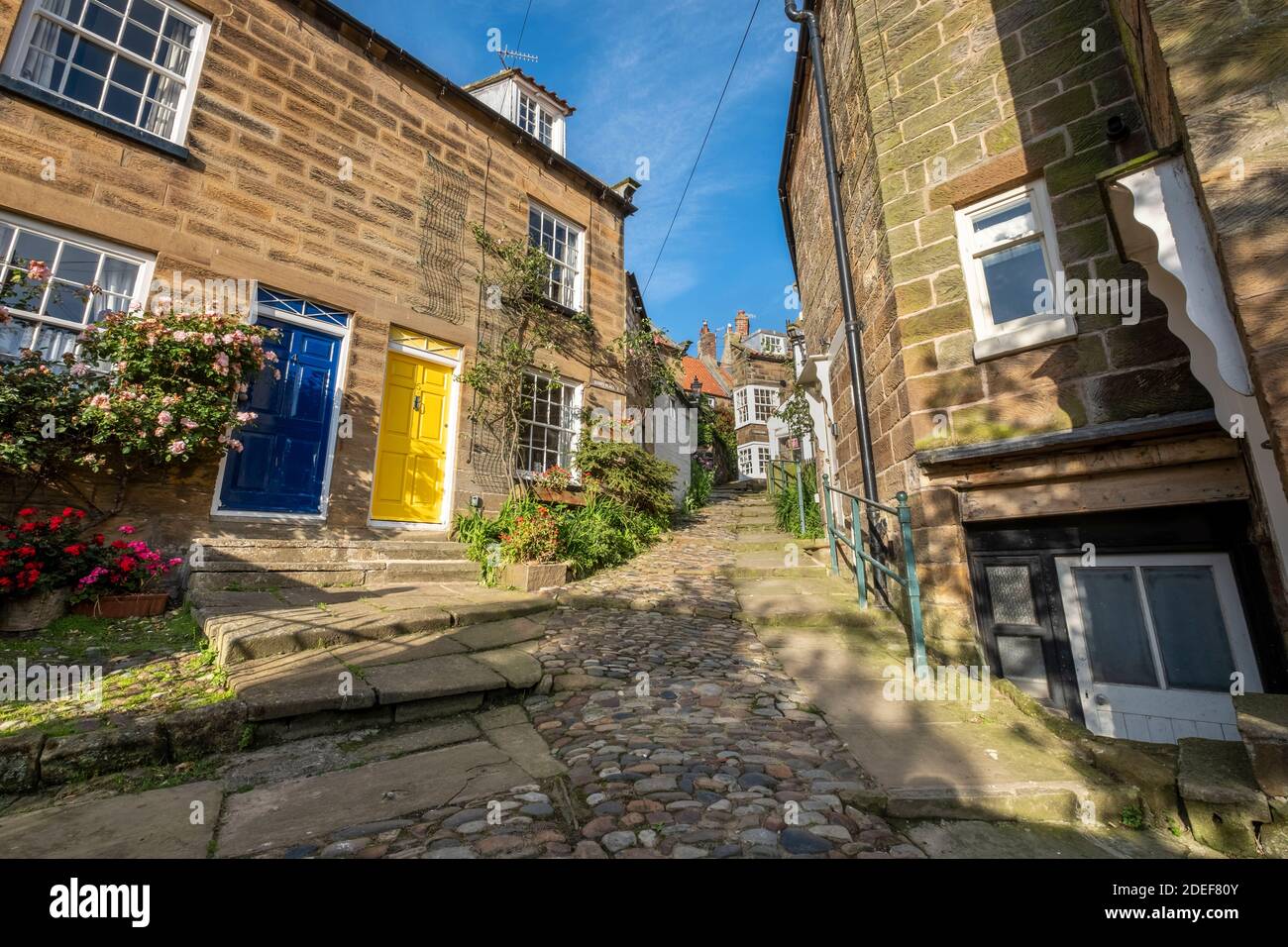Die engen Gassen im Fischerdorf Robin Hoods Bucht an der Küste von North Yorkshire Stockfoto