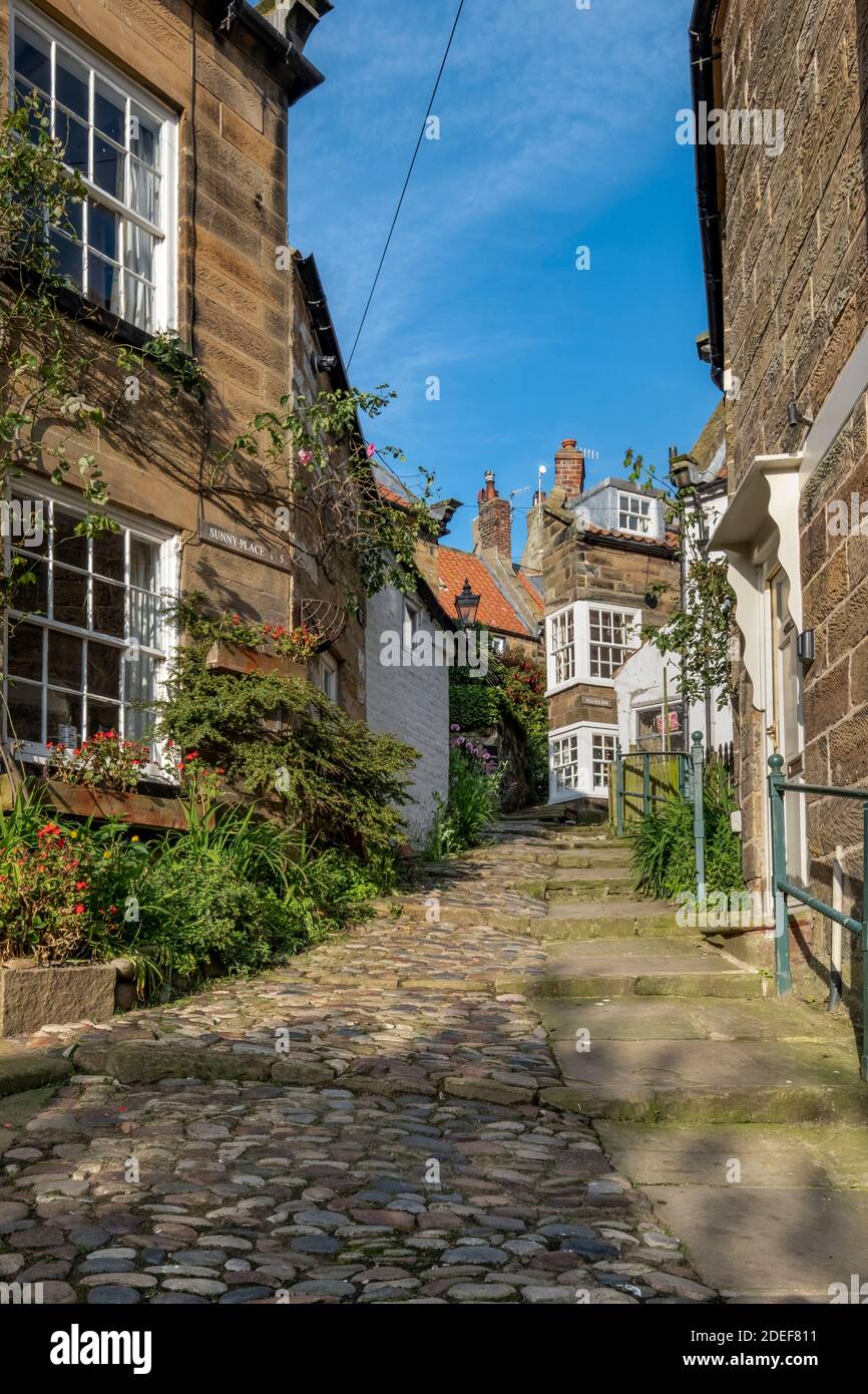 Die engen Gassen im Fischerdorf Robin Hoods Bucht an der Küste von North Yorkshire Stockfoto