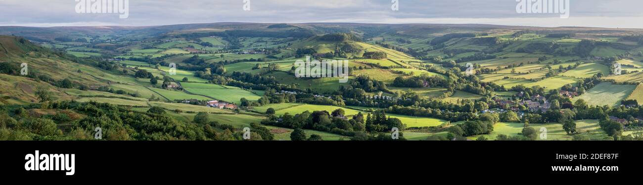 Rosedale Abbey von der Chimney Bank in North Yorkshire aus gesehen Mauren Stockfoto