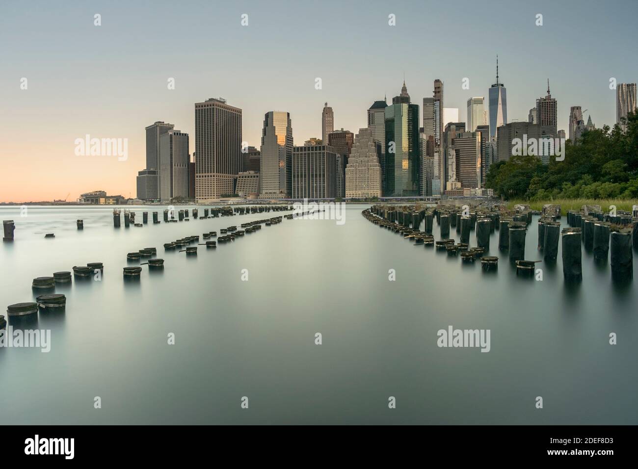 Skyline von New York vom Old Pier 1 Brooklyn aus gesehen Stockfoto