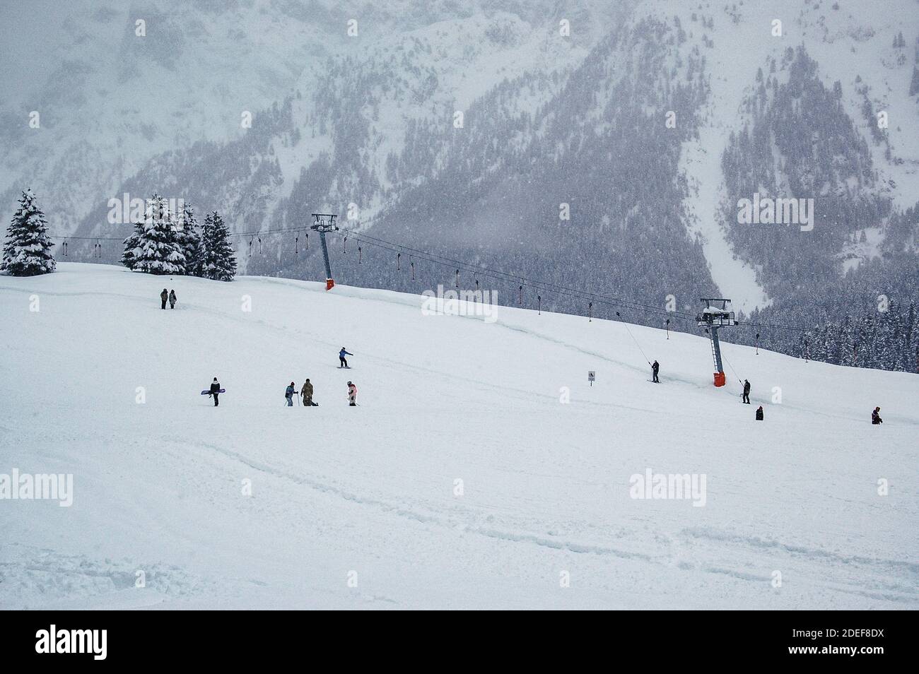 Madonna di Campiglio, Trentino Alto Adige, Italien - 01/28/06: Skifahrer und Skilifte im Winter in einem verschneiten Tag Stockfoto