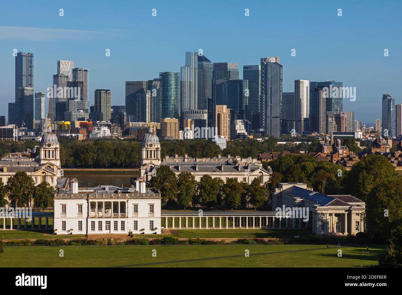 England, London, Greenwich, Blick auf das Queens House und die Docklands Skyline vom Greenwich Park Stockfoto