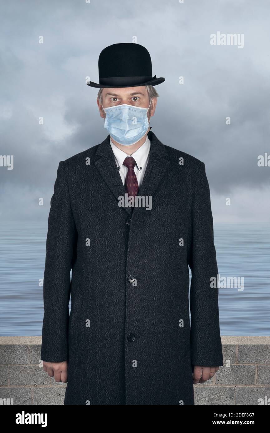 Mann mit Gesichtsmaske zum Schutz vor dem luftgetragenen Virus Coronavirus Covid 19 basiert auf einem surrealen Bild von Rene Magritte 'der Menschensohn'. Stockfoto