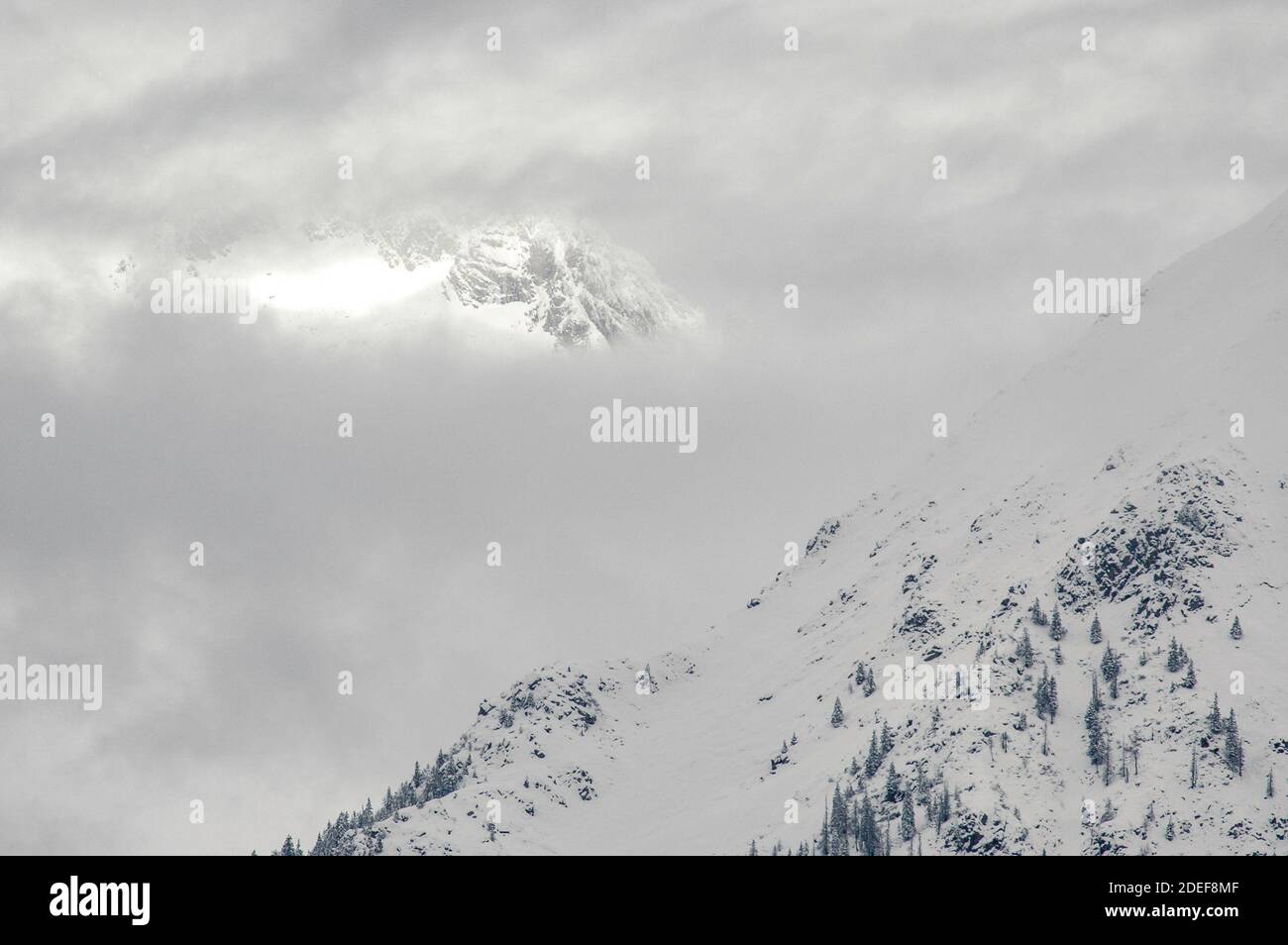 Madonna di Campiglio, Trentino-Südtirol, Italien - 01/28/06: Die Dolomiten schneebedeckte Berge und ein verschneite Himmel Stockfoto