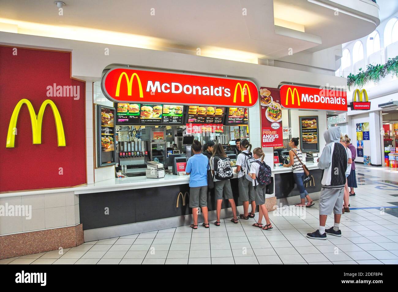 McDonald's-Restaurant, Food-Court, Strang Einkaufszentrum, Whangarei, Region Northland, Nordinsel, Neuseeland Stockfoto