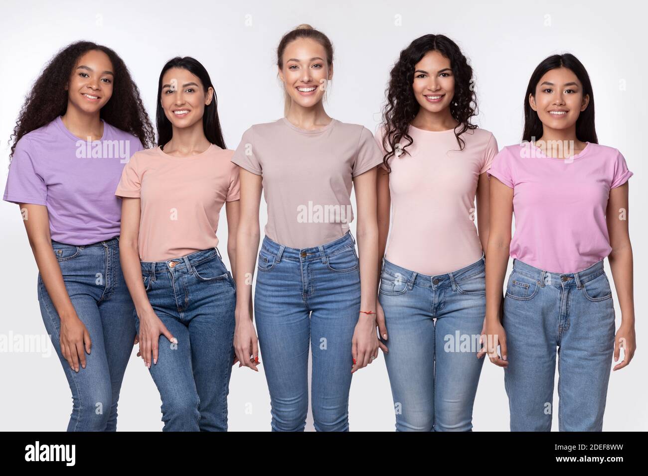 Gruppe Von Verschiedenen Frauen Posiert Lächelnd Vor Der Kamera, Weißer Hintergrund Stockfoto