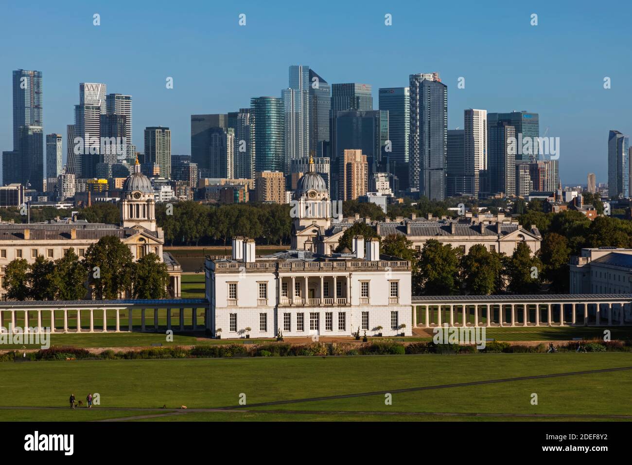 England, London, Greenwich, Blick auf das Queens House und die Docklands Skyline vom Greenwich Park Stockfoto