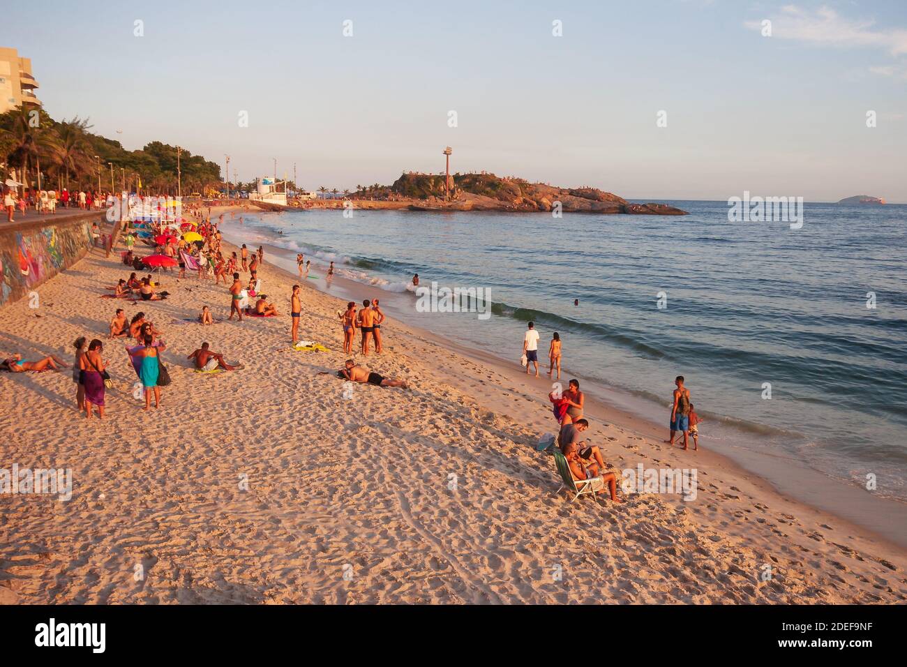 Rio de Janeiro, Brasilien - Frebuary 21, 2011: Leute, die Spaß am strand von arpoador am Ende eines Sommernachmittages haben. Stockfoto