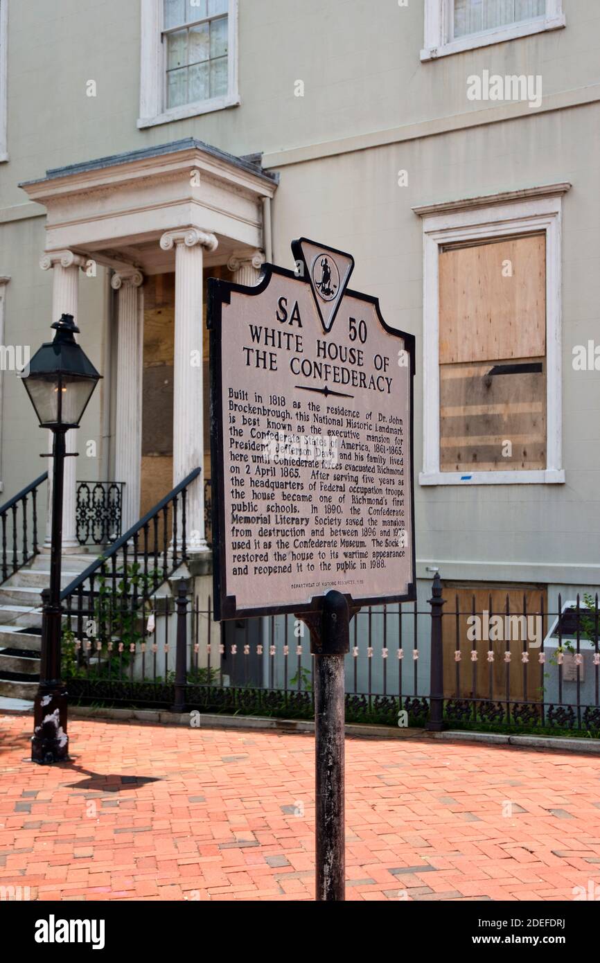 Das Weiße Haus der Konföderation, mit Fenstern, die aufgrund von Bürgerunruhen von Black Lives Matter-Protesten in Richmond, Virginia, überbannt wurden. Stockfoto