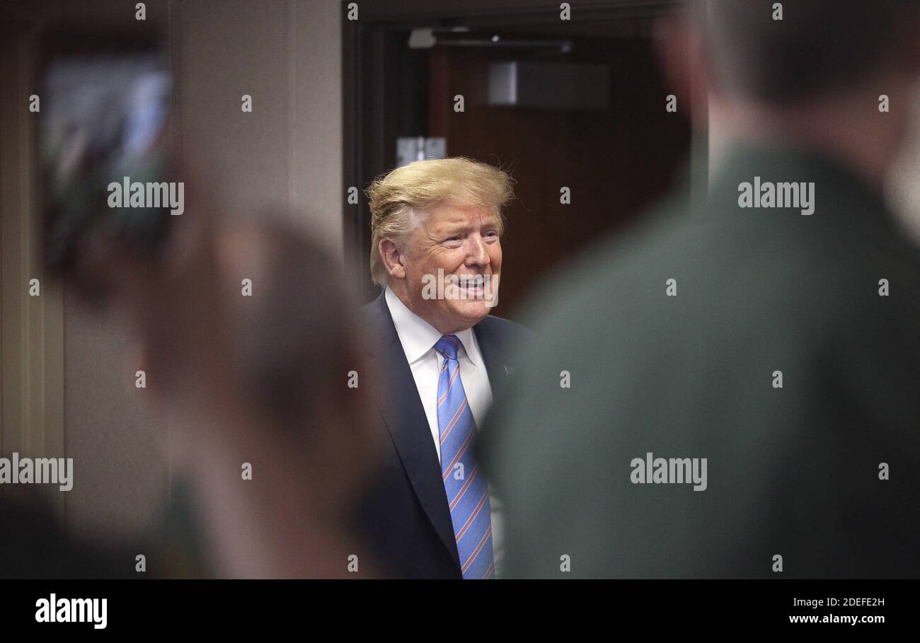 KEIN FILM, KEIN VIDEO, KEIN Fernsehen, KEIN DOKUMENTARFILM - Präsident Donald Trump betritt am 5. April 2019 den Raum für eine Diskussionsrunde über Fragen der US-mexikanischen Grenze an der Border Patrol Station in Calexico, Kalifornien. Foto von Hayne Palmour IV/San Diego Union-Tribune/TNS/ABACAPRESS.COM Stockfoto