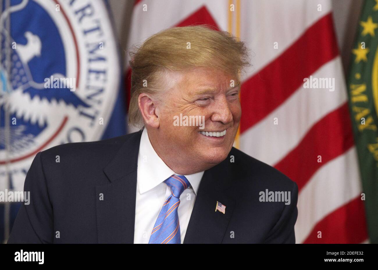 KEIN FILM, KEIN VIDEO, KEIN Fernsehen, KEIN DOKUMENTARFILM - Präsident Donald Trump lächelt, als er Grenzschutzbeamten während einer Diskussionsrunde über Fragen an der US-mexikanischen Grenze am 5. April 2019 auf der Grenzschutzstation in Calexico, Kalifornien, zuhört. Foto von Hayne Palmour IV/San Diego Union-Tribune/TNS/ABACAPRESS.COM Stockfoto