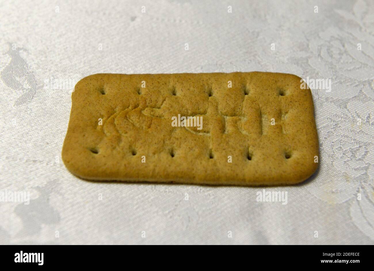 Auf dem Abteilungstisch sitzt ein Keks mit CRH-Schriftzug, der Teil einer Box für Snacks ist, die Schlafwagen-Reisenden gegeben werden. Guiyang, China Stockfoto