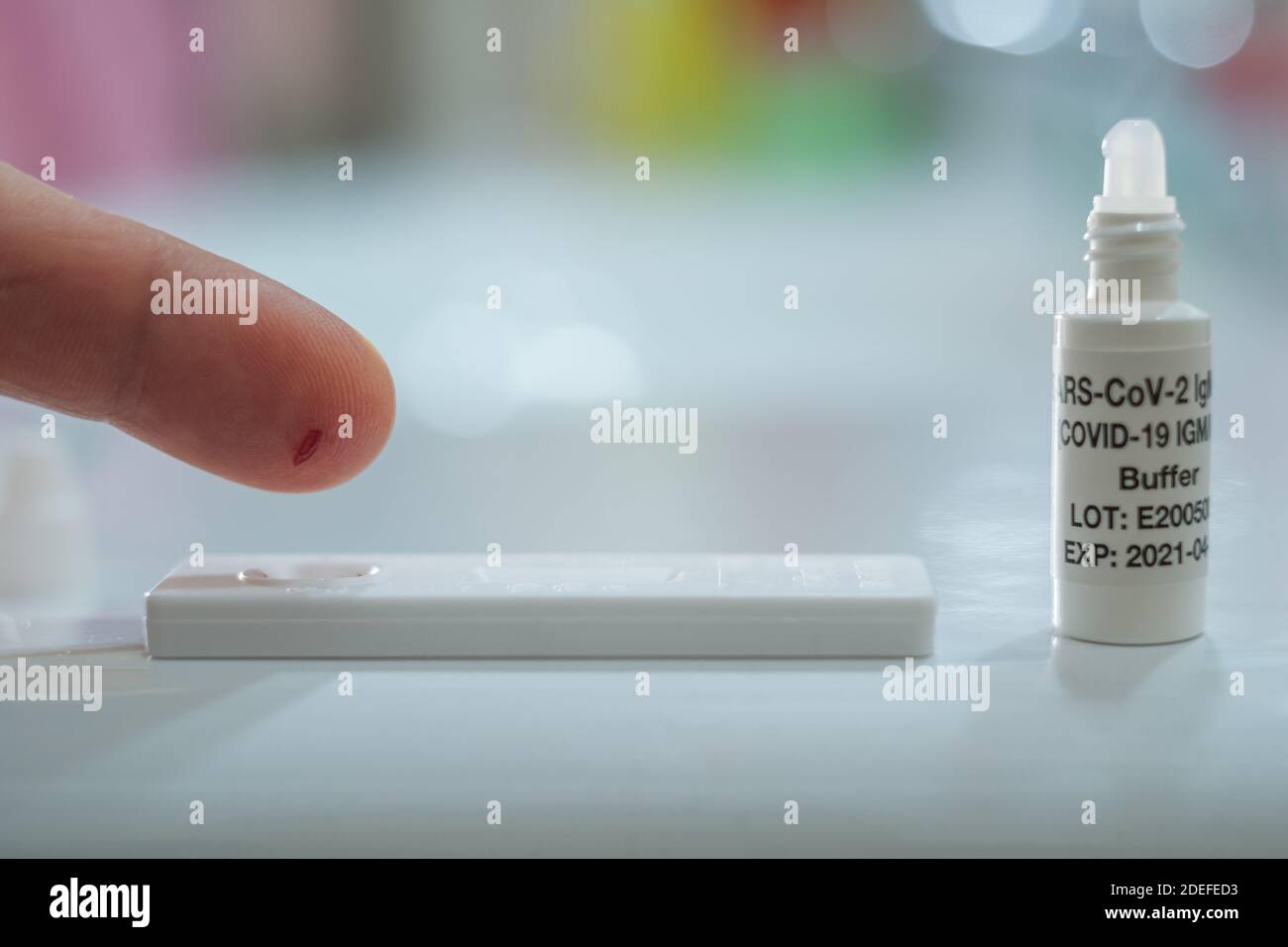Mann tut schnell covid19 Bluttest, um sars-COV-2-Infektion, Pandemie zu überprüfen Screening auf Krankheiten Stockfoto