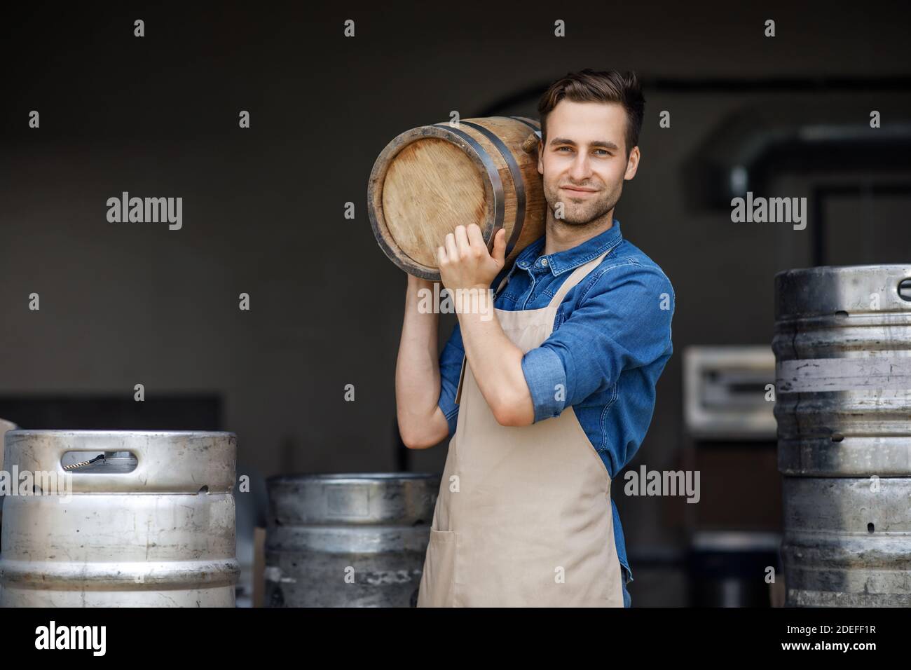 Starke gutaussehende männliche Brauerei Arbeiter und industrielle Produktion Stockfoto