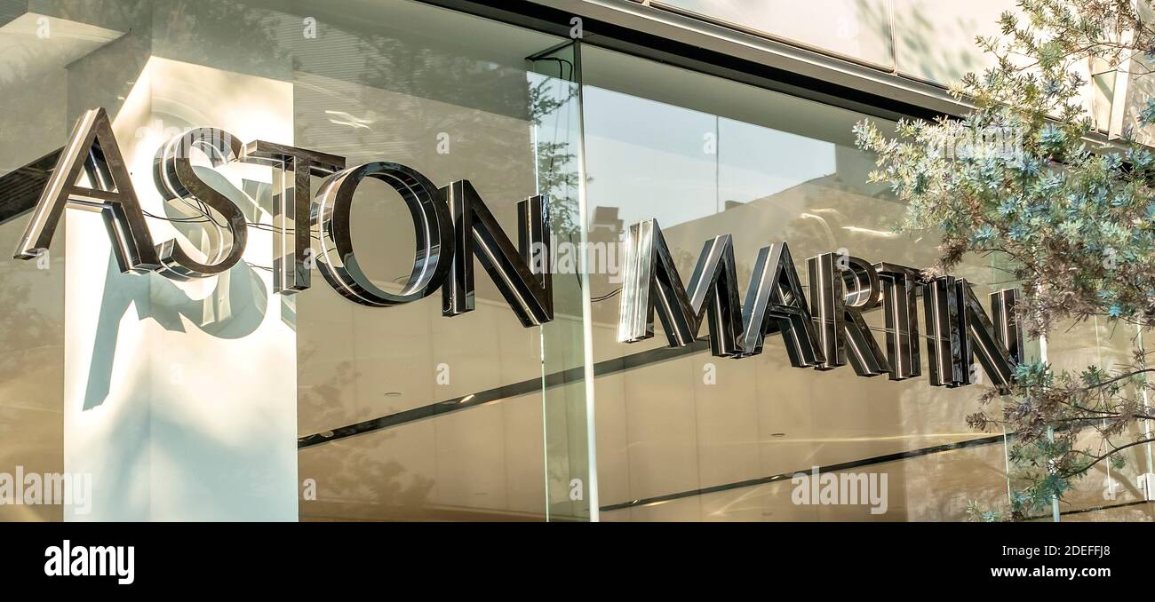 Aston Martin Name auf Ausstellungsfenster Stockfoto