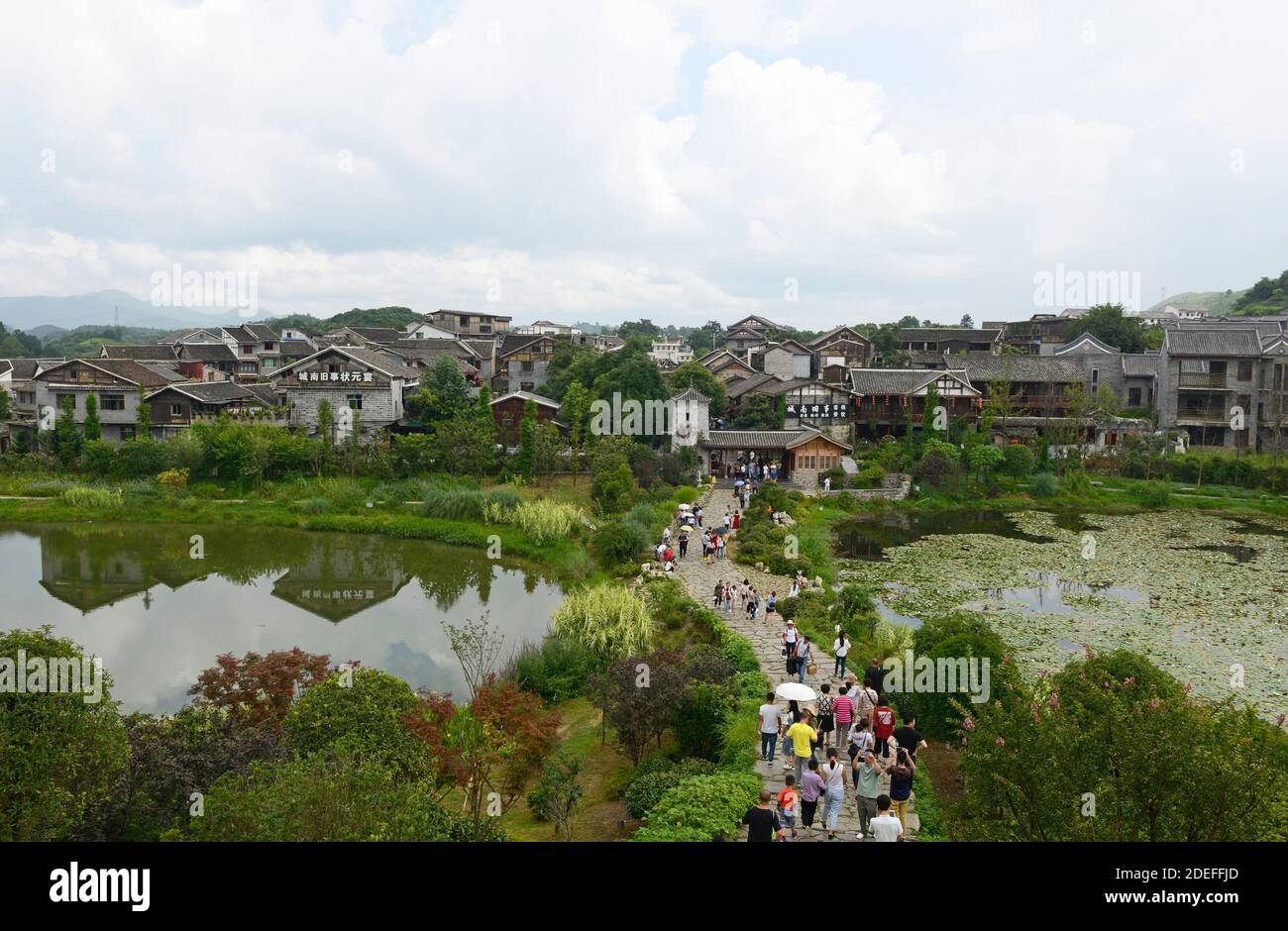 Blick über den Stadtrand der alten Stadt Qingyan, einer lokalen Touristenattraktion mit erhaltenen Stadtmauern, in der Nähe von Guiyang, China Stockfoto