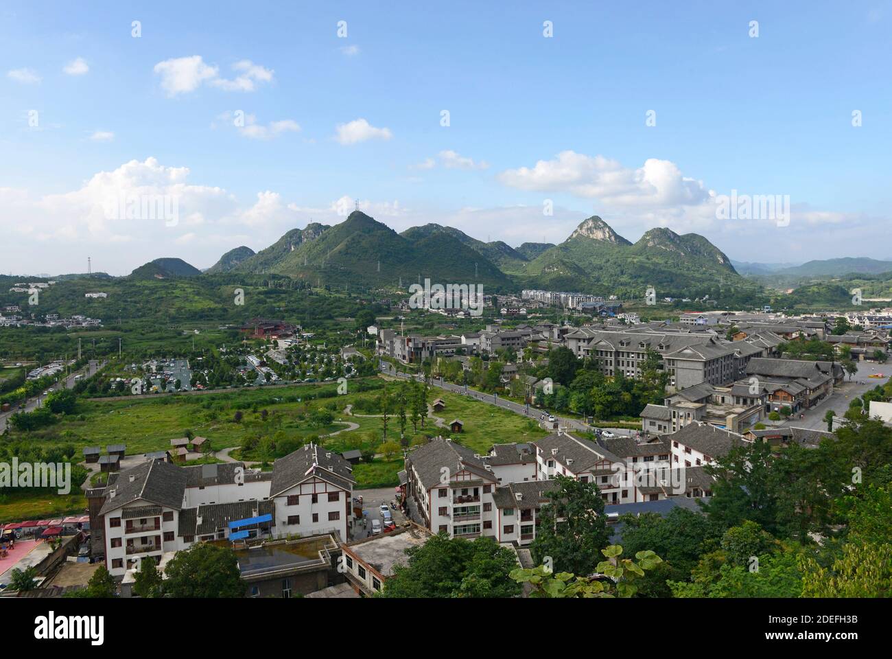 Blick über den Stadtrand der alten Stadt Qingyan, einer lokalen Touristenattraktion mit erhaltenen Stadtmauern, in der Nähe von Guiyang, China Stockfoto