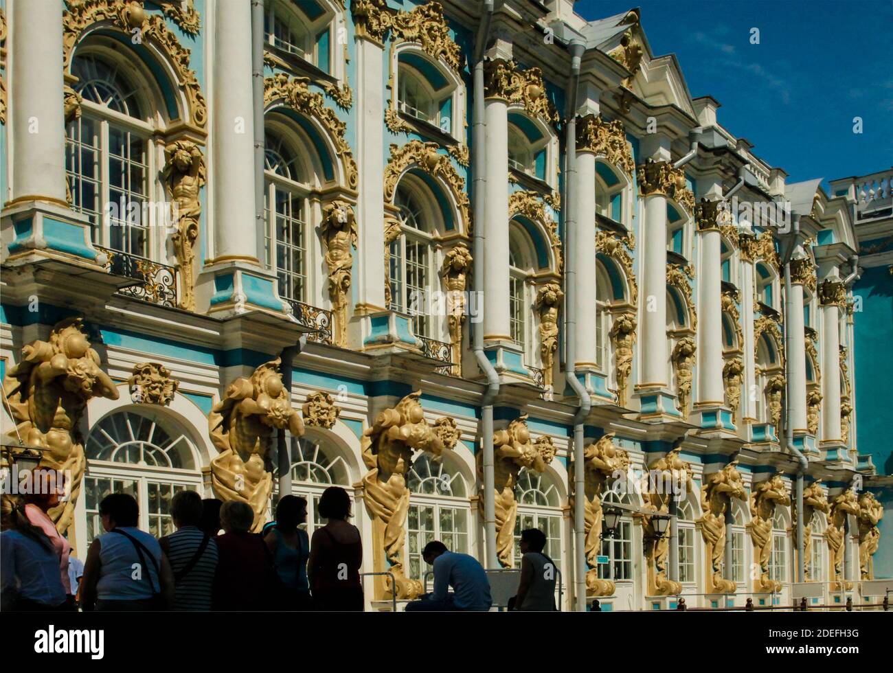 Die Menschen wurden an der Fassade des Katharinenpalastes in St. Petersburg, Russland, silhouettiert Stockfoto