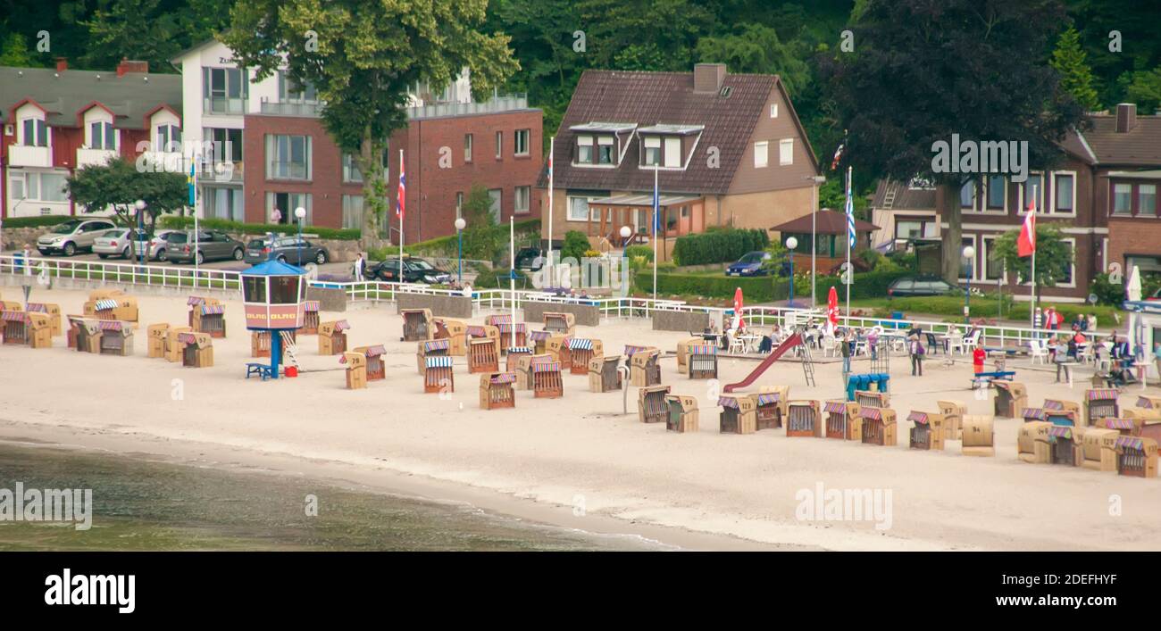 Strandkorbs mit Kapuzenliegen an der Ostseeküste bei Kiel Stockfoto