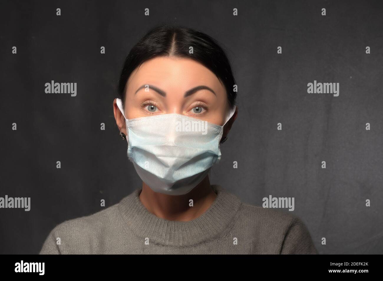 Gesunde Frau mit medizinischen Schutzmaske zum Schutz der Gesundheit und Prävention von Grippe-Virus, Epidemie und Infektionskrankheiten Stockfoto