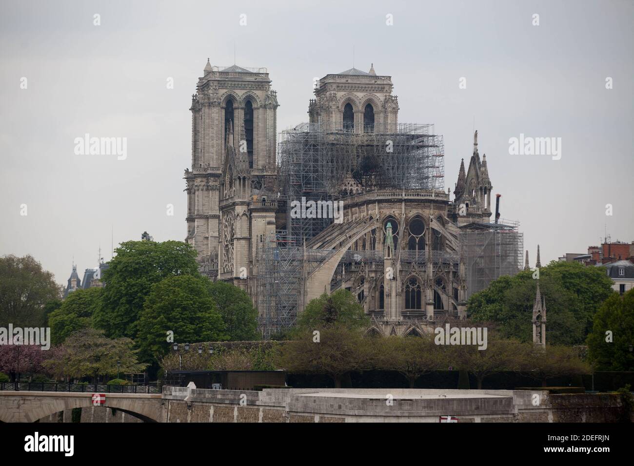 Die Kathedrale Notre-Dame steht noch immer, trotz der großen Schäden durch einen riesigen Brand. Der französische Präsident Emmanuel Macron schwor, das Gebäude aus dem 13. Jahrhundert, in dem jedes Jahr Millionen Gläubige und Touristen wohnen, wieder aufzubauen. Paris, Frankreich, 16. April 2019. Foto von Ania Freindorf/ABACAPRESS.COM Stockfoto