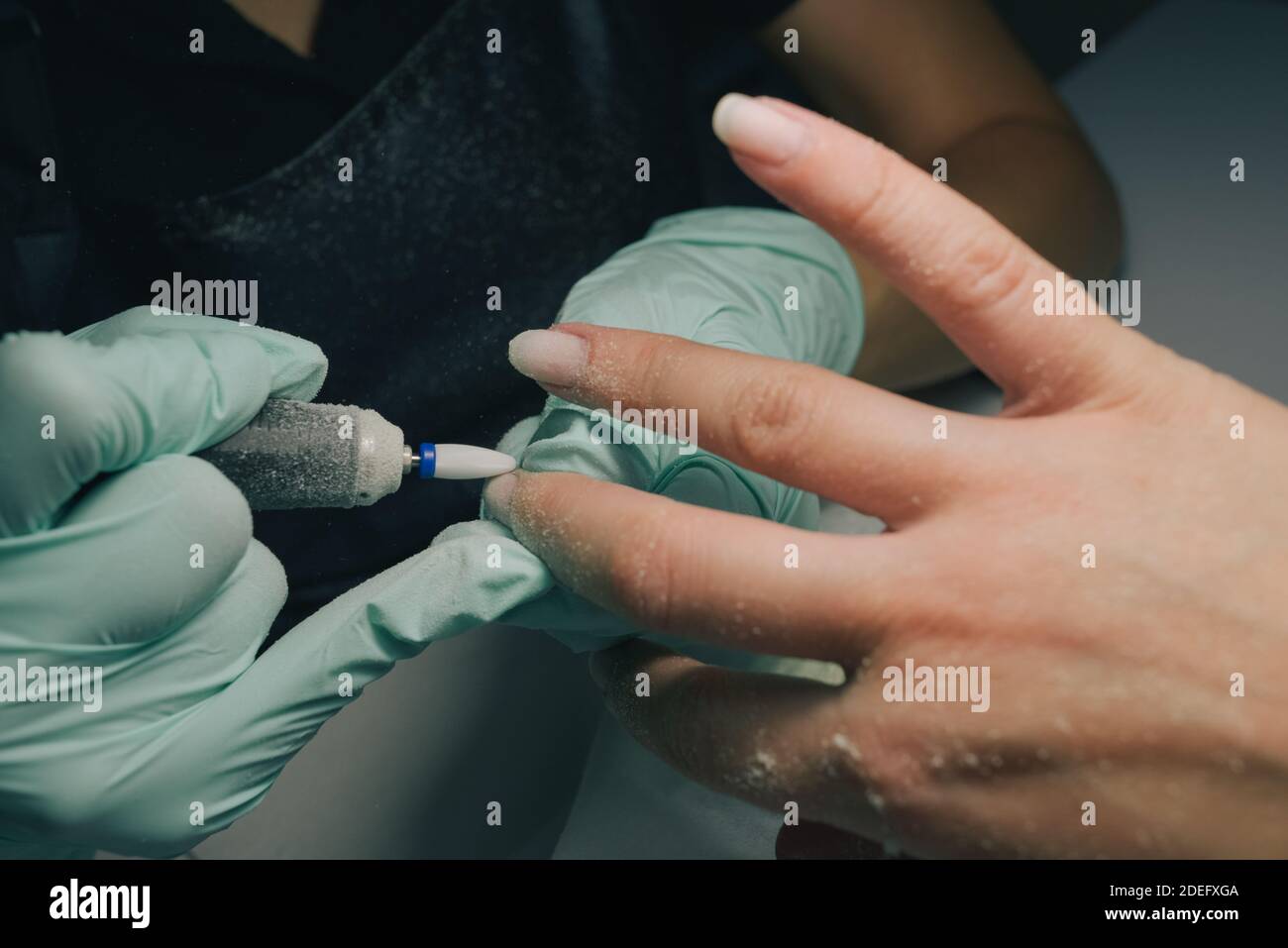 Frau in einem Nagelstudio erhält Maniküre von einer Kosmetikerin. Konzept für Schönheitsbehandlungen. Maniküre Stockfoto