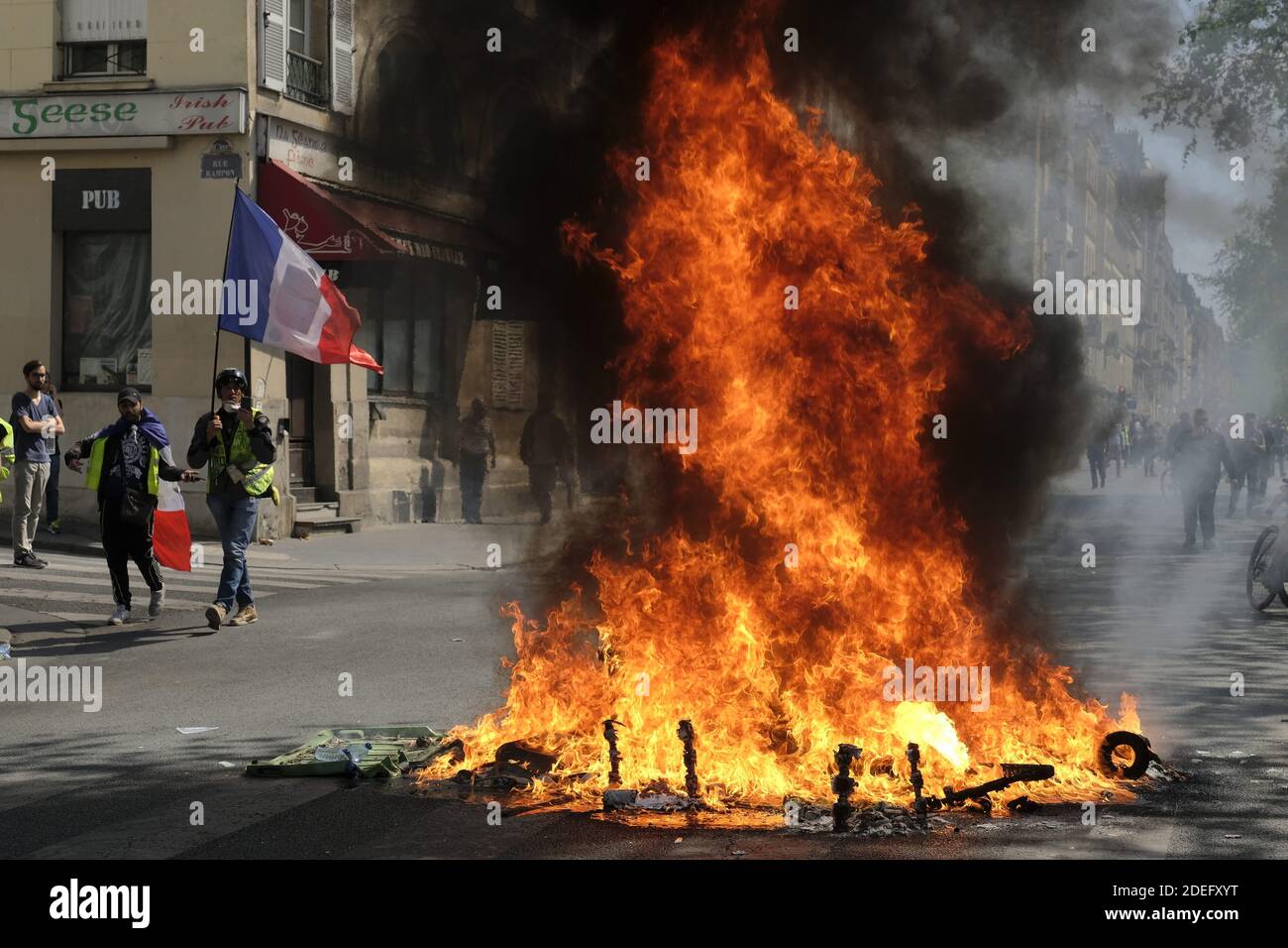 Eine brennende Barrikade während einer regierungsfeindlichen Demonstration, Akt XXIII', die von der Bewegung "Gelbwesten" (Gilets Jaunes) für den 23. Nationalen Protest in Folge gegen die Politik Emmanuel Macrons und seinen Top-Down-Regierungsstil, hohe Lebenshaltungskosten, Steuerreformen der Regierung und für mehr "soziale und wirtschaftliche Gerechtigkeit" genannt wurde. Demonstranten schlugen auf den Straßen der französischen Stadt ein und markierten vier Monate lang Proteste der "Gelbwesten", da eine Umfrage jetzt nahelegt, dass der Großteil des Landes will, dass sie aufhören. Paris, Frankreich, 20. April 2019. Foto von Alfred Yaghobzadeh/ABACAPRESS.COM Stockfoto