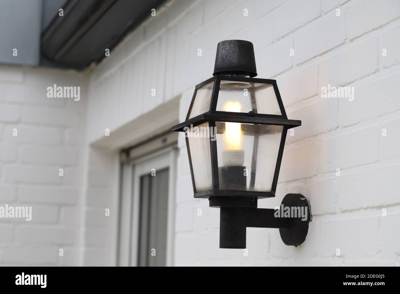 Lampe auf einem Haus Stockfoto