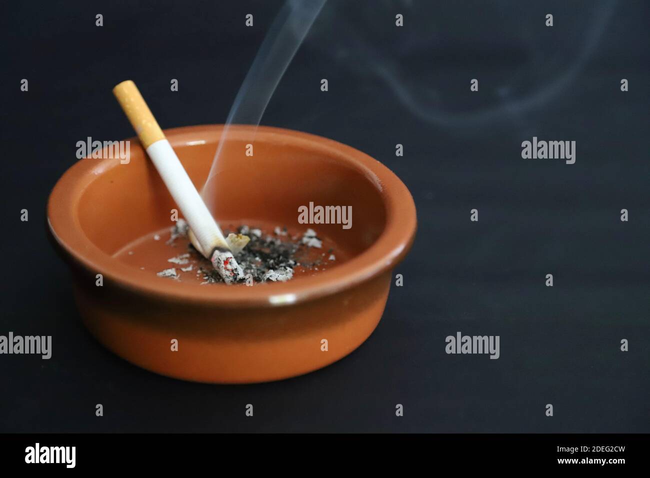 Rauchender aschenbecher -Fotos und -Bildmaterial in hoher