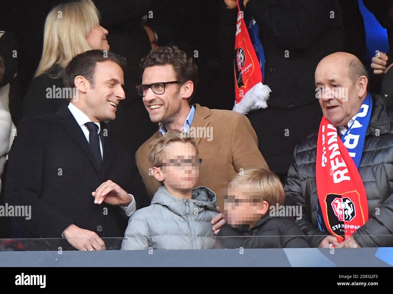 Frankreichs Präsident Emmanuel Macron und sein Bruder Laurent Macron und  seine Kinder während des französischen Pokalfinals PSG gegen Rennes am 27.  April 2019 in Stade de France, St-Denis, Frankreich. Rennes gewann 2-2 (