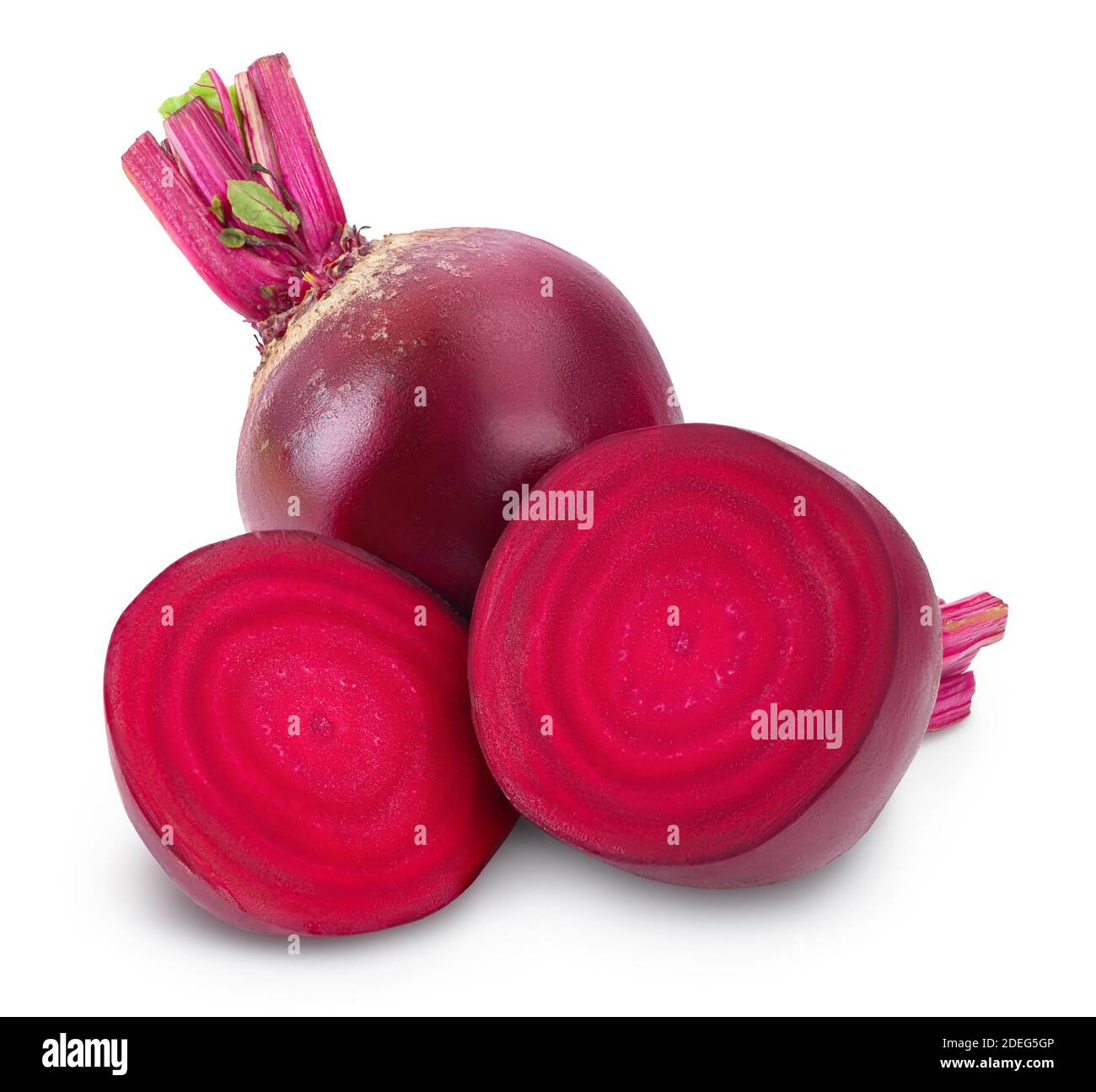 Rote Bete mit Halb- und Scheibe isoliert auf weißem Hintergrund mit Beschneidungspfad und voller Schärfentiefe Stockfoto